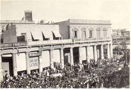 El entierro de los restos de Rodó pasa por la plaza Independencia. 1919